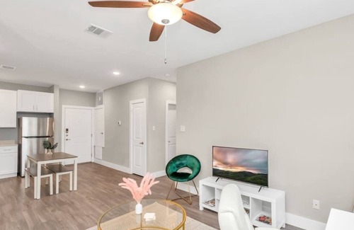 Spring Branch West Apartment | Stylish APT with free parking near downtown/malls