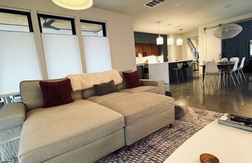 Highland House | Stylish Austin Home of a Local Creative Entrepreneur – Pet-Friendly!