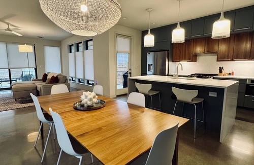Highland House | Stylish Austin Home of a Local Creative Entrepreneur – Pet-Friendly!