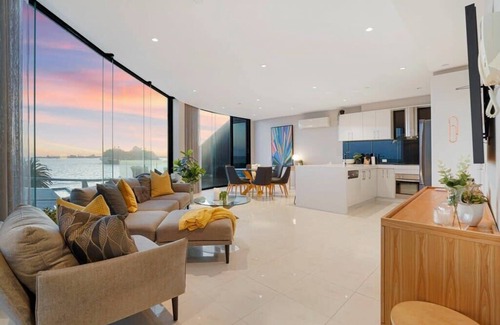 Port Melbourne Apartment | Stylish Bay-Side Executive Apt. w/parking