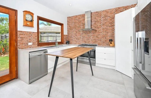 Bokarina Apartment | Stylish Beach Side Gem - pool, beach ZG7