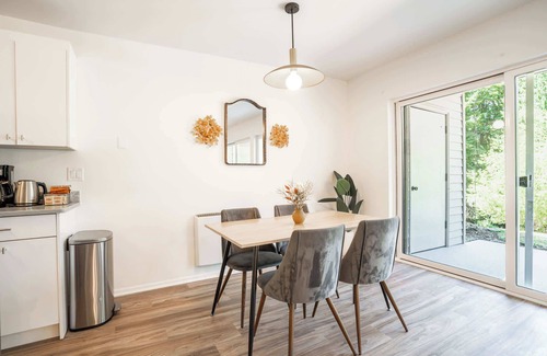 West Bellevue Apartment | Stylish Bellevue Stay, half mile to downtown