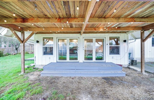 Geneva Cottage | Stylish Bellingham Home w/Lake + Mountain Views!