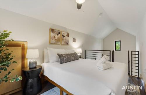Montopolis House | Stylish Boho Loft w Free Prkg with Luxurious King Bed
