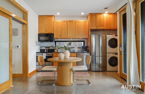 Montopolis House | Stylish Boho Loft w Free Prkg with Luxurious King Bed