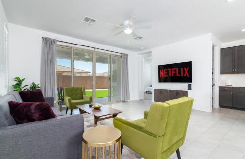 Tamaron House | Stylish & Bright Gem ~ King/Queen Beds ~ Backyard!