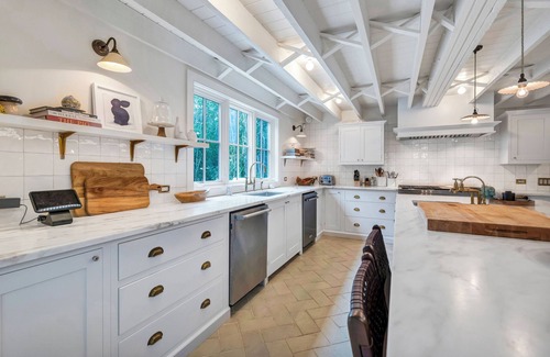 Amagansett House | Stylish & Chic Renovated 1860s Farm House Walking Distance To Beach And Town!