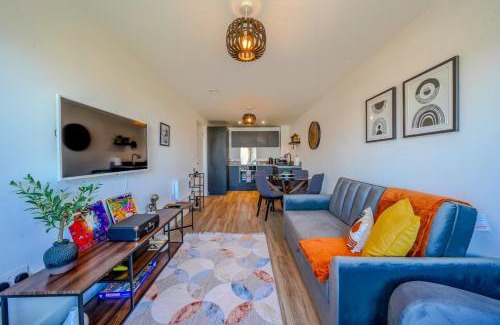 Vauxhall Apartment | Stylish City Apartment with Juliette Balcony, Retro Games & Fast WiFi