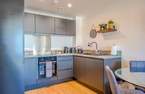 Vauxhall Apartment | Stylish City Apartment with Juliette Balcony, Retro Games & Fast WiFi