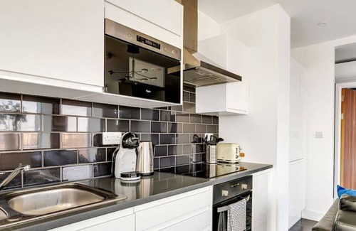 Collier's Wood Apartment | Stylish City Views Near Station