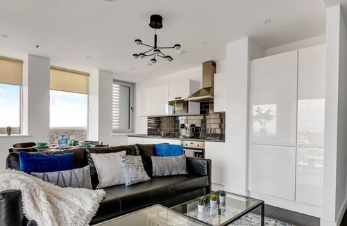 Collier's Wood Apartment | Stylish City Views Near Station