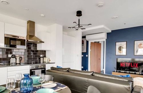 Collier's Wood Apartment | Stylish City Views Near Station