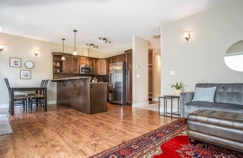 East Kootenay Apartment | Stylish & comfy condo in Radium Hot Springs - Only 30 mins to Panorama Resort!