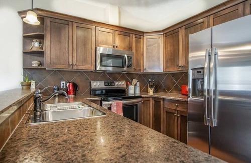 East Kootenay Apartment | Stylish & comfy condo in Radium Hot Springs - Only 30 mins to Panorama Resort!