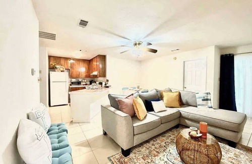 Tallahassee House | Stylish & Comfy Private Bedroom in Townhouse