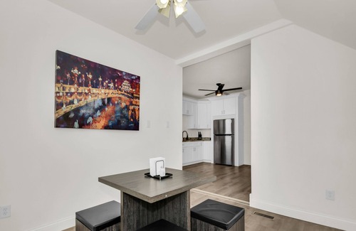 Brighton Park House | Stylish & Comfy Stay: Close to Downtown
