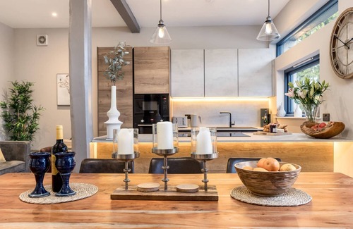 Buchlyvie House | Stylish converted Coach House with hot tub