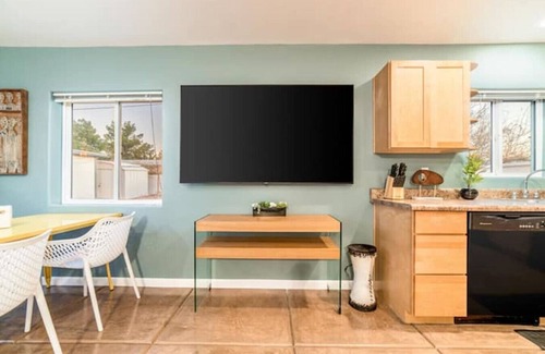 Campus Farm House | Stylish & Cozy/1 BR 1 BA/Casita/Parking