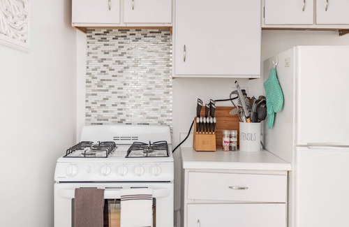 Boystown Apartment | Stylish|Cozy Getaway in Lakeview|1BR|3min~Wrigley