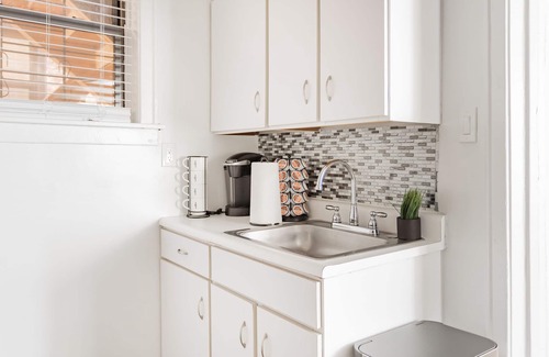 Boystown Apartment | Stylish|Cozy Getaway in Lakeview|1BR|3min~Wrigley