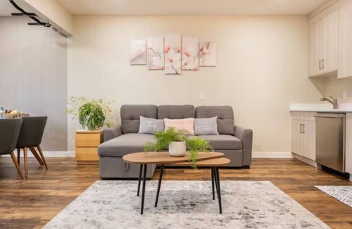 Silverado Apartment | Stylish & Cozy Suit near Spruce Meadows-3 beds- sleeps 6 -Backyard-EV