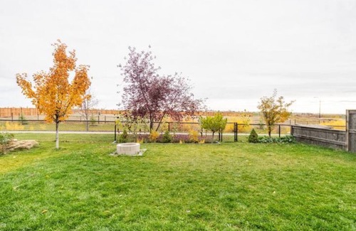 Silverado Apartment | Stylish & Cozy Suit near Spruce Meadows-3 beds- sleeps 6 -Backyard-EV
