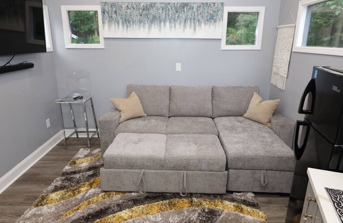 Atlanta Cottage | Stylish Cozy Tiny Home + Private Hot tub Covered Pationn10 min from downtown ATL