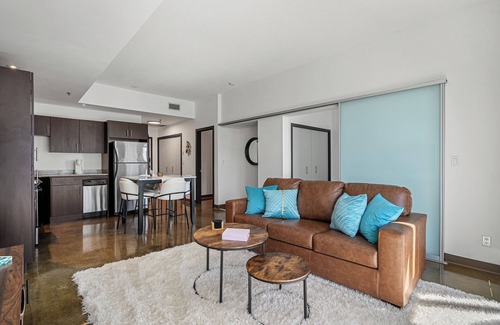 Connaught Condo | Stylish Downtown Calgary Condo – Walk to Dining, Shops & Entertainment!
