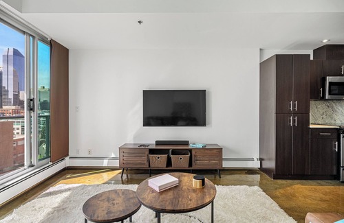 Connaught Condo | Stylish Downtown Calgary Condo – Walk to Dining, Shops & Entertainment!