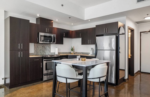 Connaught Condo | Stylish Downtown Calgary Condo – Walk to Dining, Shops & Entertainment!