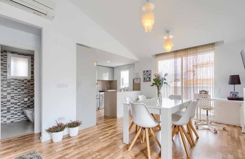 Altea Apartment | Stylish Duplex in old town, 6p, WiFi, A/A, Parking, bike station, pool, terrace
