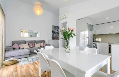Altea Apartment | Stylish Duplex in old town, 6p, WiFi, A/A, Parking, bike station, pool, terrace