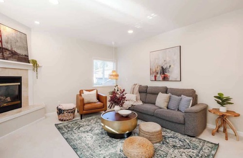 Grass Lawn House | Stylish & Elegant 2BR 2.5BA Haven in Kirkland