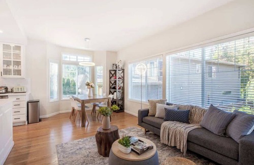 Grass Lawn House | Stylish & Elegant 2BR 2.5BA Haven in Kirkland