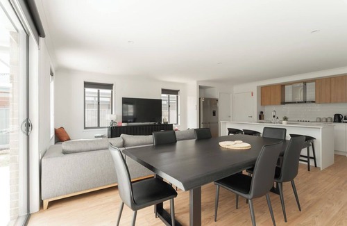Shorewell Park Apartment | Stylish Family Home in Shorewell Park