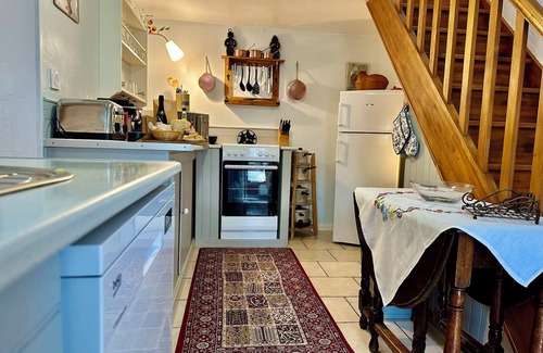 Gourge Cottage | Stylish French Holiday Accommodation with Optional Dining