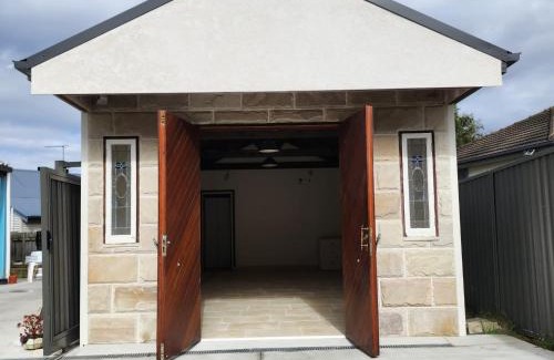 Mays Hill House | Stylish Gallery Sleep 4 , Near Parramatta CBD