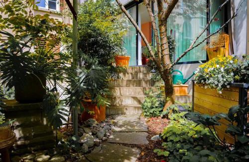 Muhlebach Apartment | Stylish Garden-Gem by Lake: Pet-Friendly & Central