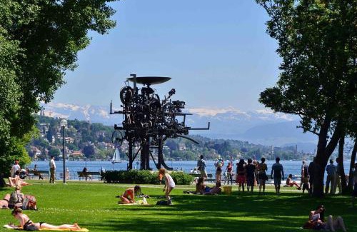 Muhlebach Apartment | Stylish Garden-Gem by Lake: Pet-Friendly & Central