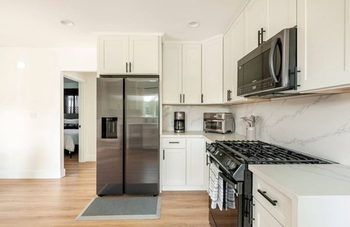 Hollywood House | Stylish Gated Retreat in East Hollywood w/Parking