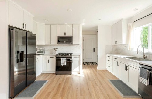 Hollywood House | Stylish Gated Retreat in East Hollywood w/Parking