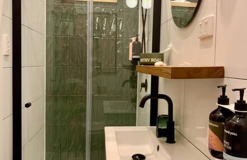Belmont Apartment | Stylish Geelong Cabin - Your home away from home