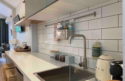 Belmont Apartment | Stylish Geelong Cabin - Your home away from home