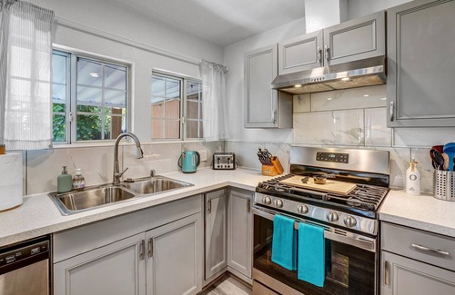 San Gabriel House | Stylish Gem! LA Main Attractions + SGV Eats