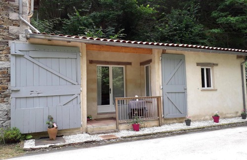 Boissezon Cottage | Stylish Gite in Picturesque Medieval Village - Ideal For Cyclists and Walkers