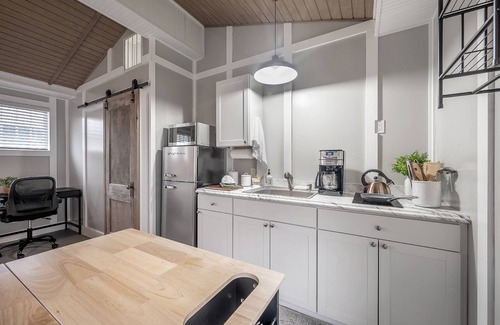 Seminole Heights House | Stylish Guest House in Seminole Heights with Workspace |Private entrance, Parking, Patio & Grill