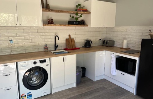 Everton Hills Apartment | Stylish Guest Suite in Everton Hills