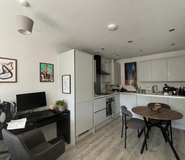 Bristol Floating Harbour Apartment | Stylish Harbourside Apartment