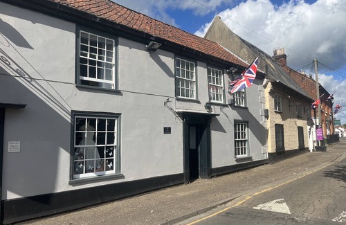 Stalham Apartment | Stylish Historic Apartment - Sleeps 3 & Parking
