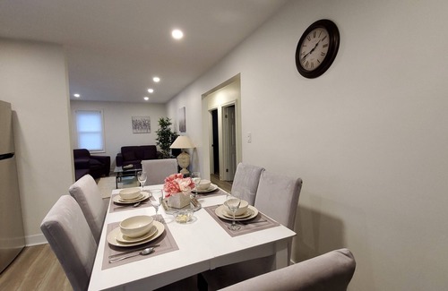 Fallsview House | Stylish home 10 minutes walk to the Falls